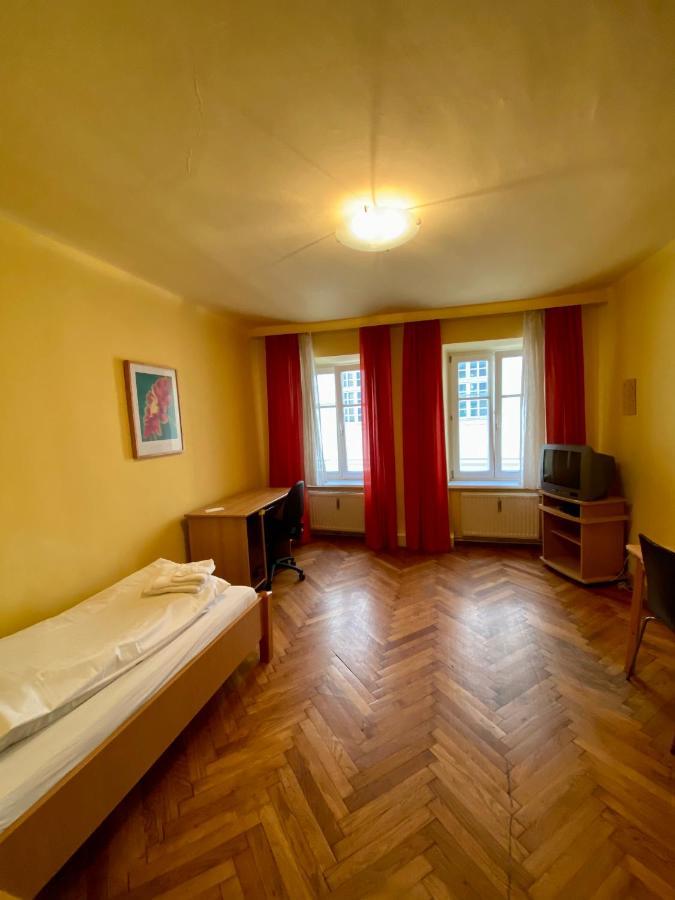 Appartement Pension 700M Zum Ring Виена Екстериор снимка