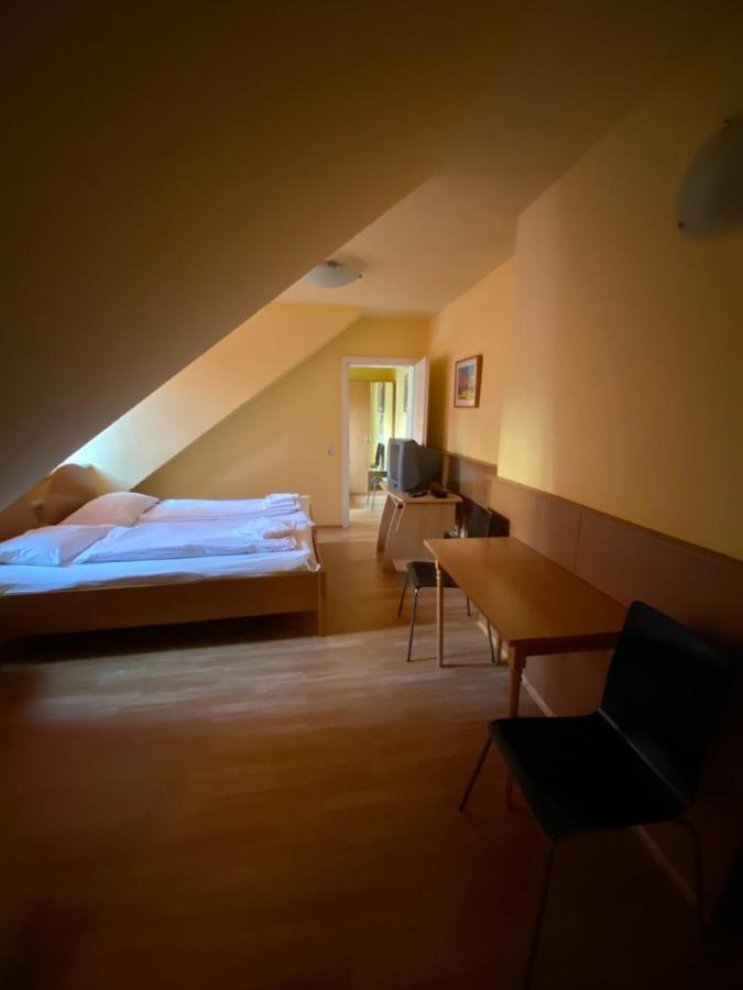 Appartement Pension 700M Zum Ring Виена Екстериор снимка